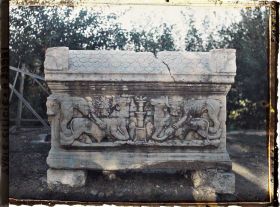 Image représentant Sarcophage romain trouvé dans les environs d'Antioche, représentant des lions dévorant des taureaux, et exposé dans la cour d'un musée ou d'un bâtiment officiel