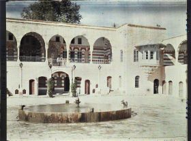 Image représentant La façade du Dar el-Harim depuis la cour du Dar el-Wousta dans le palais de l'émir Bachir Chihab