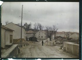 Image représentant France, Aubréville, Entrée d'Aubréville, vue prise du Pont de la Coutance, route de la Coutance