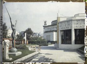 Image représentant L'Exposition des arts décoratifs, Magasins de la place Clichy et du Bon Marché, sur l'esplanade des Invalides