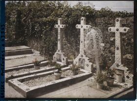 Image représentant France, Ascain, Dans le Cimetière : tombes caractéristiques en petits cailloux cimentés