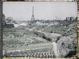 Image représentant Jardins potagers, quai d'Auteuil (actuel quai Louis-Blériot), en face le pont de Grenelle et la statue de la Liberté