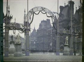 Image représentant La place de l'Hôtel de Ville décorée pour le Cinquantenaire de la IIIe République