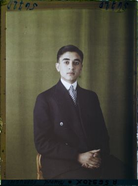 Image représentant https://musee-albert-kahn.s-museum.fr/home/NWQ2OTAwYzNmYjZlZTk1ZWQwODJmMjY4L2dlbmVyaWMtbm90aWNlLXRhYi9hdXRob3JpdHkvNjE3YTc5ZjVjZjhiODk2OGIzMzM3ZDIx/5d6900c3fb6ee95ed082f268/generic-notice-tab/authority/617a79ebcf8b8968b3336d50 Massoud Foroughi
