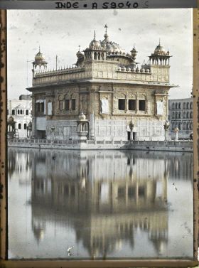 Image représentant Le temple d'or se reflétant dans le lac de l'Immortalité (Amrita Sagar)