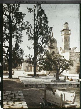 Image représentant La fontaine de Qayt Bay et le minaret Bâb al Silsila sur l'esplanade du Haram el Sherif
