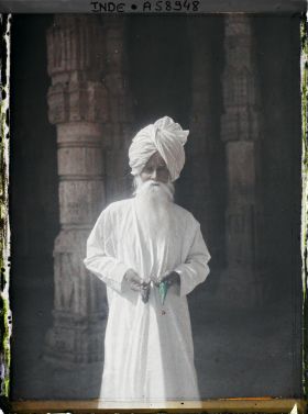 Image représentant Un religieux musulman dans la mosquée Adhai Din Ka Jhompra