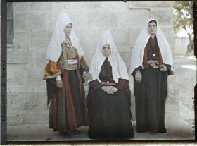 Image représentant Bethléemitaines chrétiennes portant le chatwé