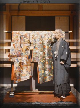 Image représentant Costume de théâtre Nô : deux kosode en kara-ori, présentés par Kongô Kinnosuke
