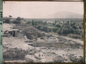 Image représentant Ruines de la villa. Au fond, la plaine de Messara, vers la mer
