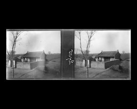 Image représentant Un édifice religieux, peut-être un temple dédié au culte des ancêtres vu du train