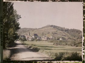 Image représentant Vue du village, la colline dite Mont Verdié au second plan