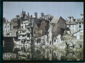Image représentant France, Verdun, Sur les bords de la Meuse, maisons détruites