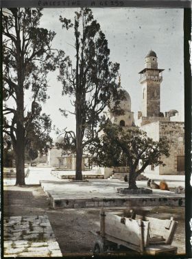 Image représentant La fontaine de Qayt Bay et le minaret Bâb al Silsila sur l'esplanade du Haram el Sherif