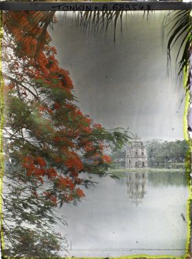 Image représentant Le Petit Lac ou Hoan-Kiem-Ho (" Lac de l'épée restituée "), avec son pagodon octogonal appelé " Stûpa de l'île de la Tortue " édifié en son centre