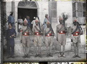 Image représentant Soldats soudanais de la mission anglaise et à gauche un jeune marin indien