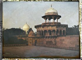 Image représentant Coucher de soleil sur un pavillon d'enceinte et sur le dôme du Taj Mahal