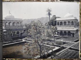 Image représentant Palais de marbre blanc et jardins du palais flottant de Jag Mandir, édifié au 17è siècle sur le lac Pichola