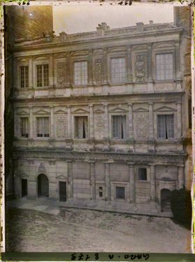 Image représentant La façade interieure du château ducal dit le Duché
