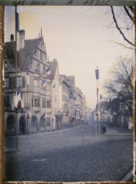 Image représentant France Alsace, Strasbourg, Une rue pavoisée : la Kaufhausgasse