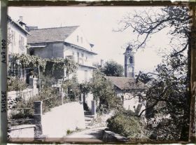 Image représentant L'église Saint-Bernard et des maisons typiques tessinoises au centre du village