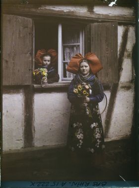 Image représentant Une jeune fille, Emilie Speisser et une fillette, Sophie Thier