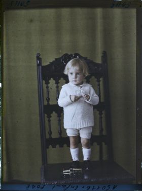 Image représentant L' https://musee-albert-kahn.s-museum.fr/home/NWQ2OTAwYzNmYjZlZTk1ZWQwODJmMjY4L2dlbmVyaWMtbm90aWNlLXRhYi9hdXRob3JpdHkvNjE3YTc5ZjVjZjhiODk2OGIzMzM3ZDIx/5d6900c3fb6ee95ed082f268/generic-notice-tab/authority/617a79ebcf8b8968b33375c4 enfant Porré