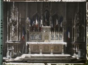 Image représentant Autel de la chapelle du rosaire décoré de drapeaux français
