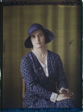 Image représentant https://musee-albert-kahn.s-museum.fr/home/NWQ2OTAwYzNmYjZlZTk1ZWQwODJmMjY4L2dlbmVyaWMtbm90aWNlLXRhYi9hdXRob3JpdHkvNjE3YTc5ZjVjZjhiODk2OGIzMzM3ZDIx/5d6900c3fb6ee95ed082f268/generic-notice-tab/authority/617a79ebcf8b8968b3336db5 Madame Anne Giscard d'Estaing