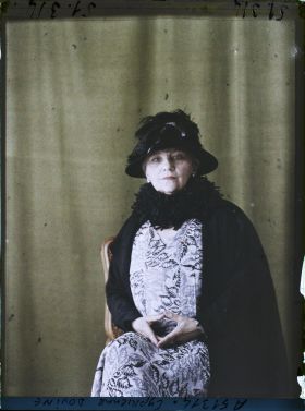 Image représentant https://musee-albert-kahn.s-museum.fr/home/NWQ2OTAwYzNmYjZlZTk1ZWQwODJmMjY4L2dlbmVyaWMtbm90aWNlLXRhYi9hdXRob3JpdHkvNjE3YTc5ZjVjZjhiODk2OGIzMzM3ZDIx/5d6900c3fb6ee95ed082f268/generic-notice-tab/authority/617a79ebcf8b8968b3336c6c Madame Cyprienne Douine