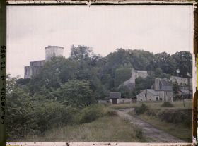 Image représentant Le Château vu de la route de Bretagne