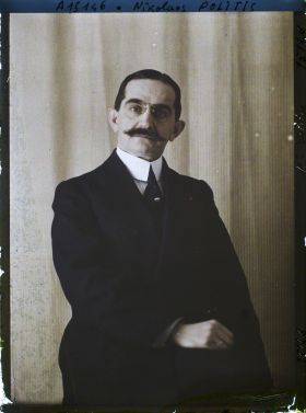 Image représentant Monsieur  https://musee-albert-kahn.s-museum.fr/home/NWQ2OTAwYzNmYjZlZTk1ZWQwODJmMjY4L2dlbmVyaWMtbm90aWNlLXRhYi9hdXRob3JpdHkvNjE3YTc5ZjVjZjhiODk2OGIzMzM3ZDIx/5d6900c3fb6ee95ed082f268/generic-notice-tab/authority/617a79ebcf8b8968b33375be Nikolaos Politis