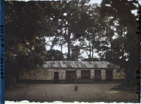 Image représentant Case du fétiche Homgbo (?) adossée à l'enclos sacré