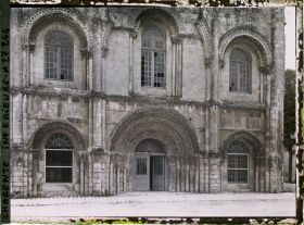 Image représentant Le portail central de la façade romane de l'église Saint-Pallais