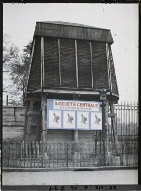 Image représentant Statue protégée contre les bombardements à l'entrée du jardin des Tuileries, panneau de l'emprunt