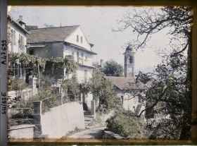 Image représentant L'église Saint-Bernard et des maisons typiques tessinoises au centre du village
