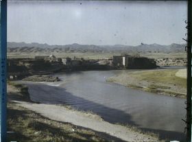 Image représentant Le village, la rivière Khabur au pied des montagnes (chaîne du Zagros, frontière du Kurdistan)