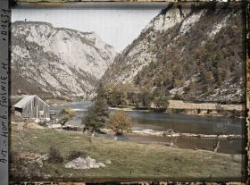 Image représentant Elargissement de la gorge du Vrbas avant Krupa, les parois calcaires de la rive gauche, la terrasse limoneuse et cultivée