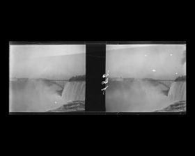 Image représentant Vue sur "le Voile de la mariée", la plus petite des chutes américaines ; à l'arrière-plan, le pont "Whirlpool Rapids Bridge"
