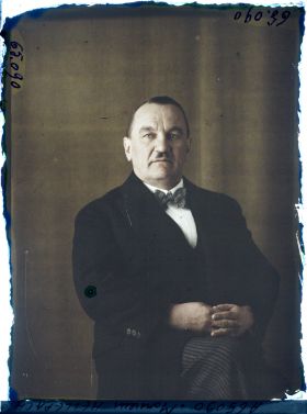 Image représentant https://musee-albert-kahn.s-museum.fr/home/NWQ2OTAwYzNmYjZlZTk1ZWQwODJmMjY4L2dlbmVyaWMtbm90aWNlLXRhYi9hdXRob3JpdHkvNjE3YTc5ZjVjZjhiODk2OGIzMzM3ZDIx/5d6900c3fb6ee95ed082f268/generic-notice-tab/authority/617a79ebcf8b8968b3336eed Monsieur Hellepach