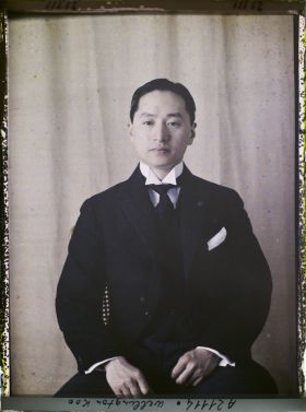 Image représentant Le Docteur  https://musee-albert-kahn.s-museum.fr/home/NWQ2OTAwYzNmYjZlZTk1ZWQwODJmMjY4L2dlbmVyaWMtbm90aWNlLXRhYi9hdXRob3JpdHkvNjE3YTc5ZjVjZjhiODk2OGIzMzM3ZDIx/5d6900c3fb6ee95ed082f268/generic-notice-tab/authority/617a79eacf8b8968b3336570 Wellington Koo