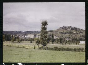 Image représentant Le village de Capdenac, vue prise de la route de Saint-Julien-d'Empare
