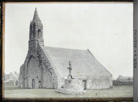 Image représentant Le calvaire et la chapelle Saint-Budoc, ancienne église paroissiale de Beuzec-Cap-Caval