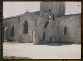 Image représentant L'église Saint-Etienne, vue depuis la rue du Prieuré