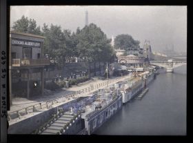 Image représentant Exposition des Arts décoratifs, Rive gauche, avec les trois péniches Poiret, le manège de la Vie parisienne et les montagnes russes