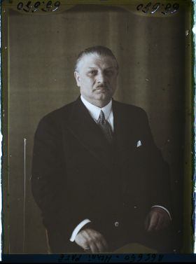 Image représentant Monsieur  https://musee-albert-kahn.s-museum.fr/home/NWQ2OTAwYzNmYjZlZTk1ZWQwODJmMjY4L2dlbmVyaWMtbm90aWNlLXRhYi9hdXRob3JpdHkvNjE3YTc5ZjVjZjhiODk2OGIzMzM3ZDIx/5d6900c3fb6ee95ed082f268/generic-notice-tab/authority/617a79ebcf8b8968b33374f3 Henri Paté