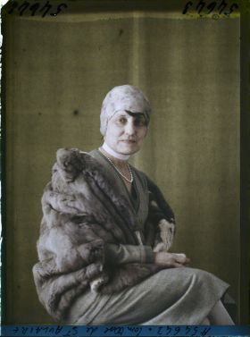 Image représentant https://musee-albert-kahn.s-museum.fr/home/NWQ2OTAwYzNmYjZlZTk1ZWQwODJmMjY4L2dlbmVyaWMtbm90aWNlLXRhYi9hdXRob3JpdHkvNjE3YTc5ZjVjZjhiODk2OGIzMzM3ZDIx/5d6900c3fb6ee95ed082f268/generic-notice-tab/authority/617a79ebcf8b8968b333771f La comtesse Marguerite de Saint-Aulaire