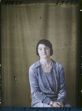 Image représentant https://musee-albert-kahn.s-museum.fr/home/NWQ2OTAwYzNmYjZlZTk1ZWQwODJmMjY4L2dlbmVyaWMtbm90aWNlLXRhYi9hdXRob3JpdHkvNjE3YTc5ZjVjZjhiODk2OGIzMzM3ZDIx/5d6900c3fb6ee95ed082f268/generic-notice-tab/authority/617a79ebcf8b8968b33368b1 Madame Betty