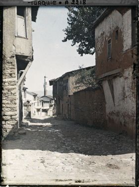 Image représentant Une rue pavée ; au fond, un minaret