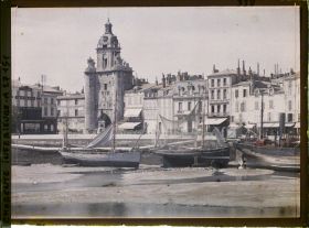 Image représentant La tour de l'Horloge et le port à marée basse